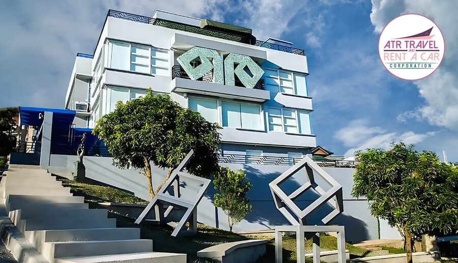 TAGAYTAY DAY TOUR FROM MANILA - Twin Lakes brings shopping and scenery together